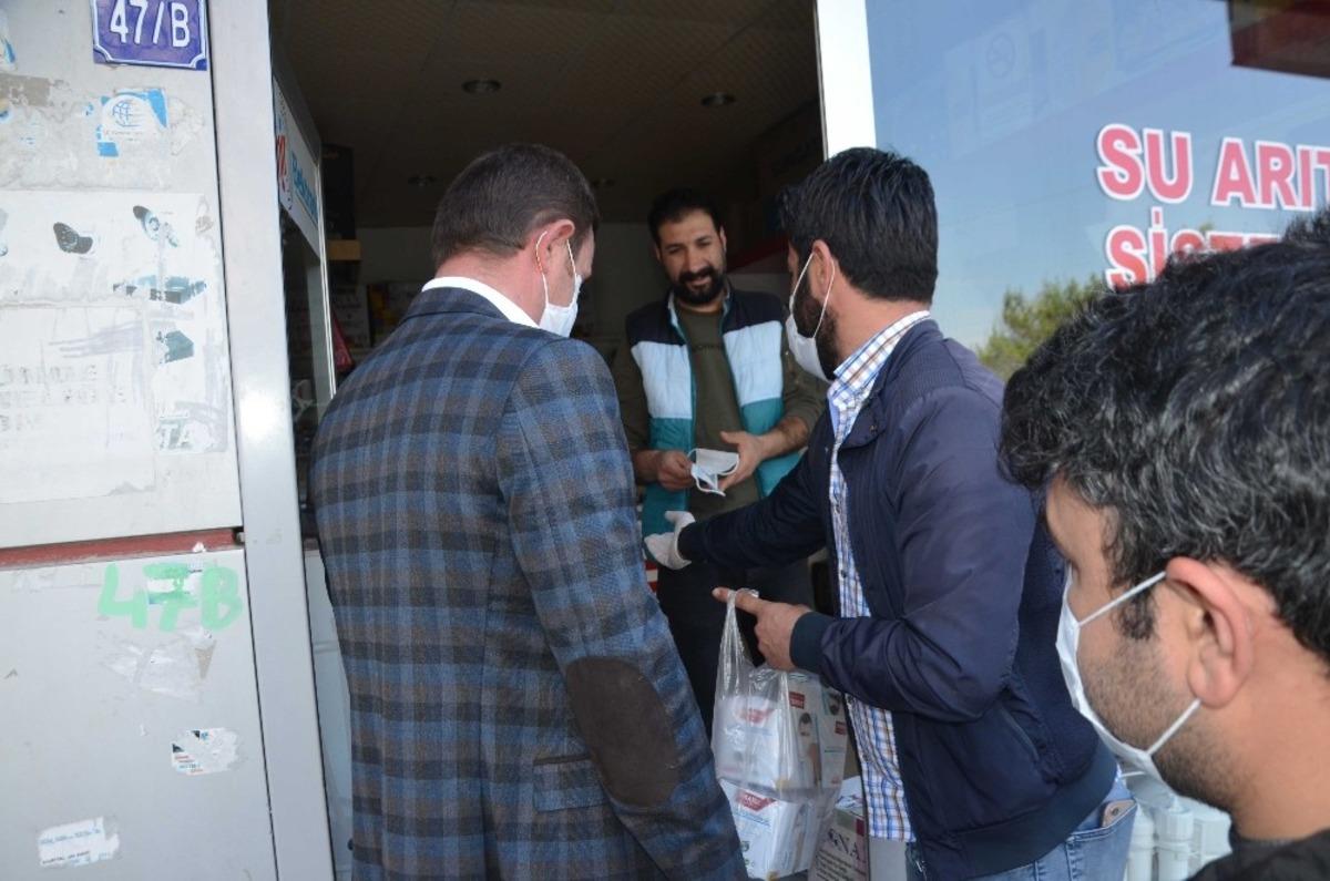 Kurtalan&rsquo;da vatandaşlara &uuml;cretsiz maske dağıtıldı