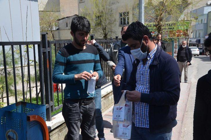 Kurtalan’da vatandaşlara ücretsiz maske dağıtıldı G3