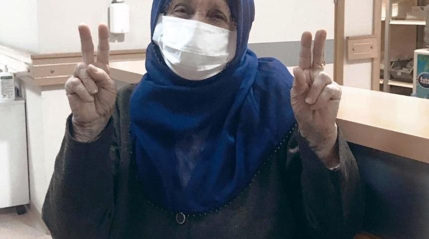 79 yaşındaki kadın korona virüsü yendi
