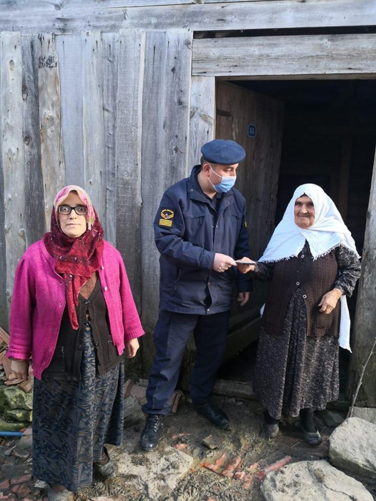 Eflani&rsquo;de 476 kişiye maaşları evlerinde teslim edildi