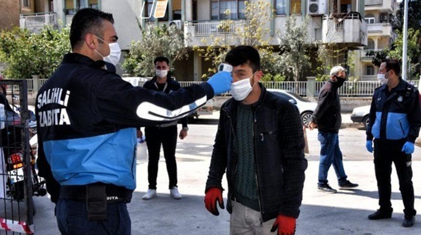 Salihli&rsquo;de zabıta, &Ccedil;arşamba Pazarında maske dağıttı