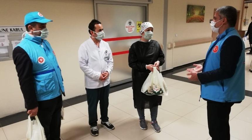 M&uuml;ft&uuml;l&uuml;kten sağlık &ccedil;alışanlarına tatlı ikramı