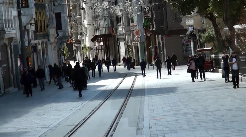 Taksim'de insan hareketliliği! Güneş yüzünü gösterince...