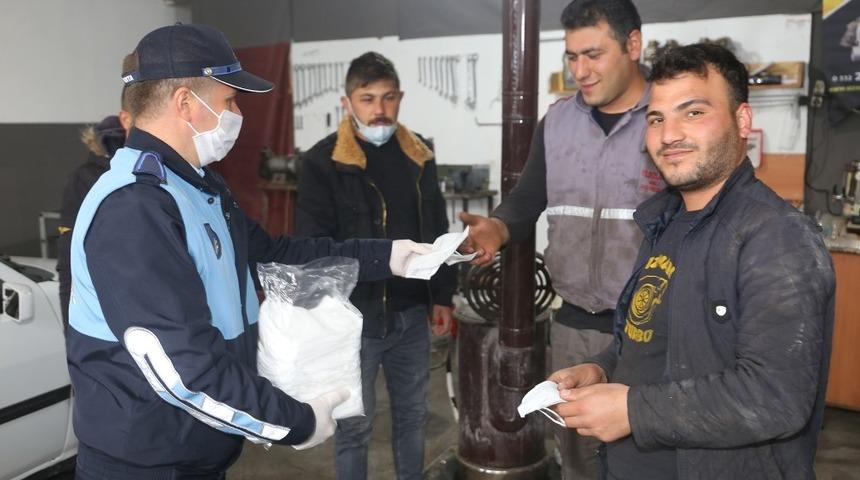 Karaman Belediyesi, sanayi esnafına maske dağıttı