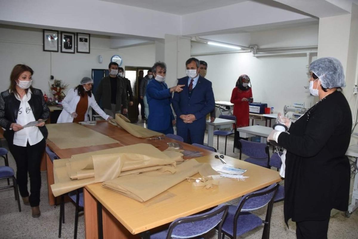 Halk Eğitim Merkezleri g&uuml;nde 7 bin maske &uuml;retiyor