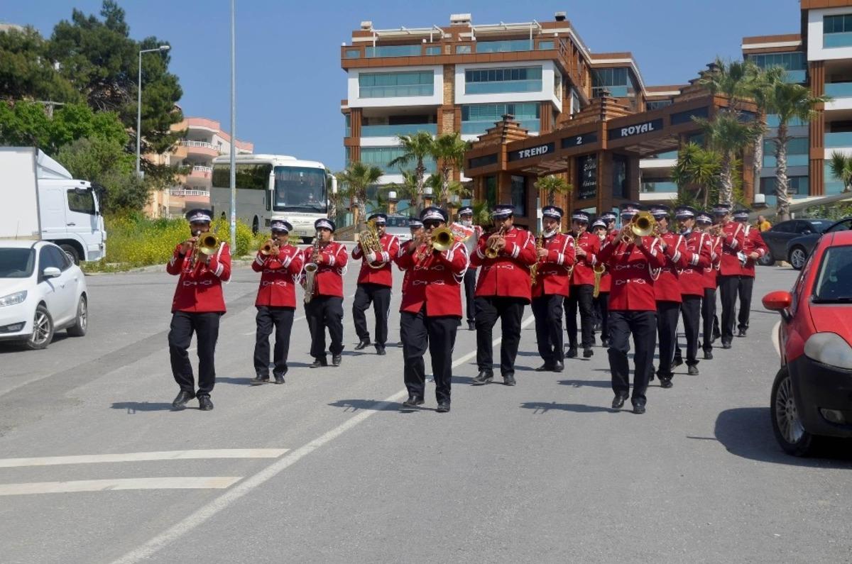 Kuşadası Belediyesi&rsquo;nin efsane bandosu bu kez &ccedil;ocuklar i&ccedil;in &ccedil;aldı