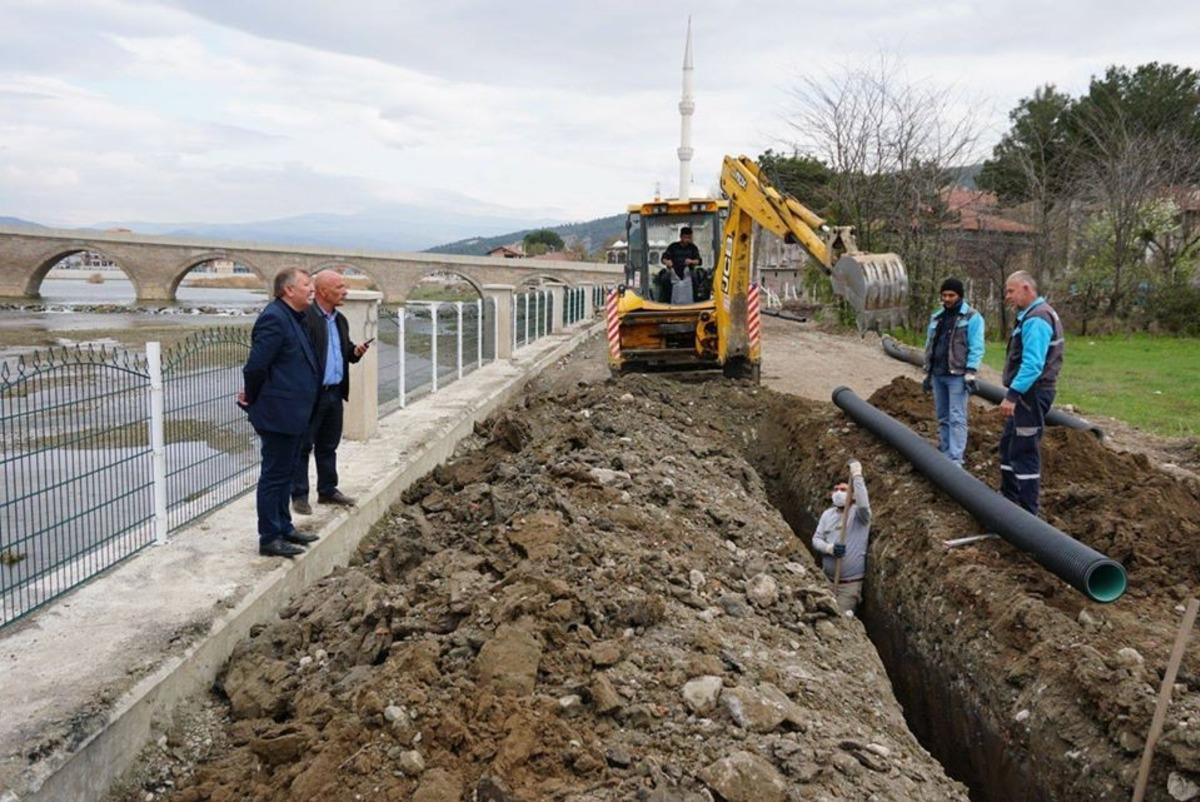 Osmancık&rsquo;ta sahil d&uuml;zenlemesi Gemici&rsquo;de devam ediyor