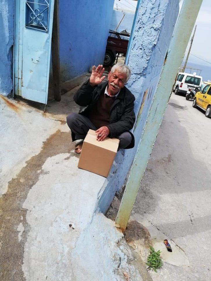 Kuşadası Romanlar Derneği hergün 1500 ekmek dağıtıyor G1