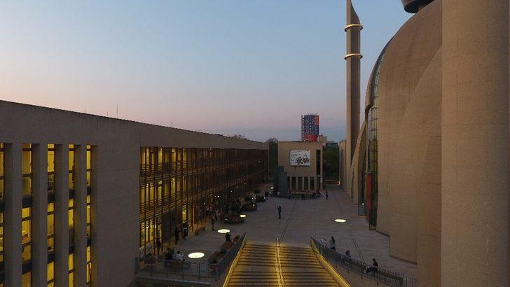 Köln’de açılışını Cumhurbaşkanı Erdoğan’ın yaptığı camide ezan ilk kez hoparlörlerden okundu G3