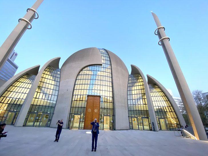 Köln’de açılışını Cumhurbaşkanı Erdoğan’ın yaptığı camide ezan ilk kez hoparlörlerden okundu G5