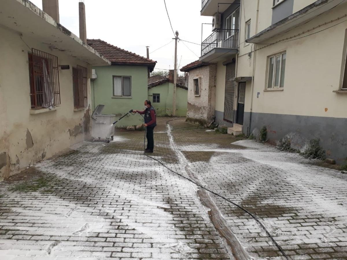 Cadde ve sokaklar k&ouml;p&uuml;kl&uuml; suyla yıkanıyor