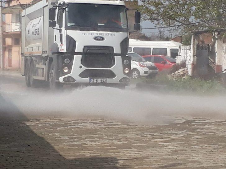 Cadde ve sokaklar köpüklü suyla yıkanıyor G2