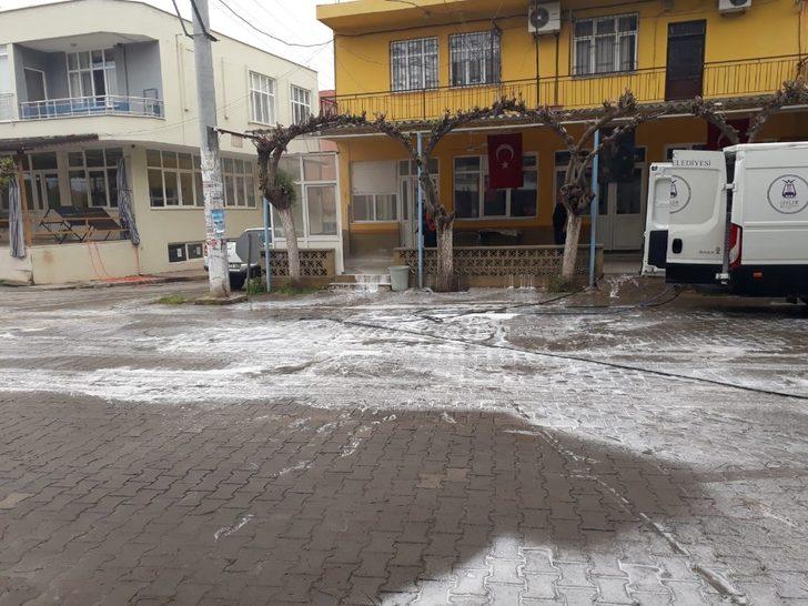 Cadde ve sokaklar köpüklü suyla yıkanıyor G3