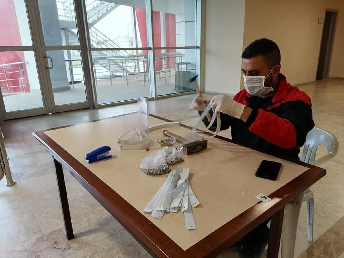 Gen&ccedil;lik merkezlerinde siperlikli maske &uuml;retiliyor