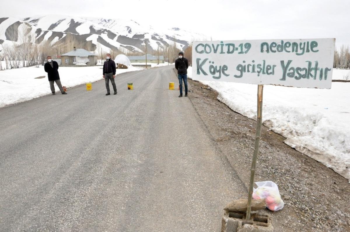 Tabela asarak k&ouml;y&uuml; giriş &ccedil;ıkışlara kapattılar