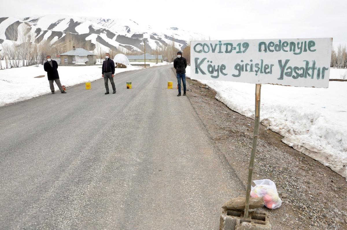 Tabela asarak k&ouml;y&uuml; giriş &ccedil;ıkışlara kapattılar