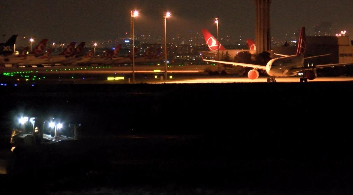 İstanbul'daki salgın hastanelerindeki &ccedil;alışmalar gece de devam etti