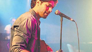 Şükrü Özyıldız'dan şarkı sürprizi