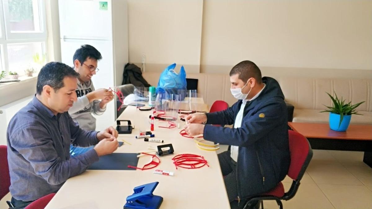 Bu okulda &ouml;ğretmenler koruyucu siperlik &uuml;retiyor