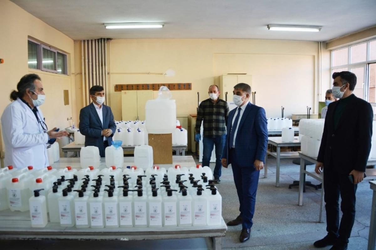 Karab&uuml;k&rsquo;te maske ve dezenfektan &uuml;retimi s&uuml;r&uuml;yor