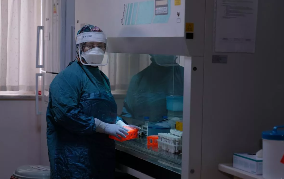 24 saat mesai yapıyorlar! İşte koronavir&uuml;s testlerinin yapıldığı laboratuvar