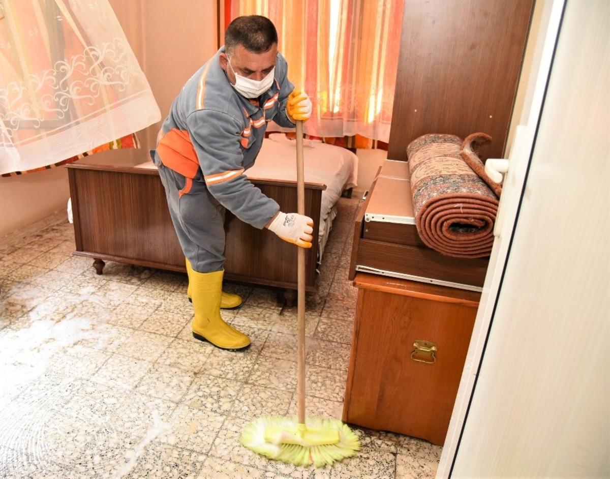 Yaşlı kadının kanalizasyon suyu basan evini belediye ekipleri temizledi