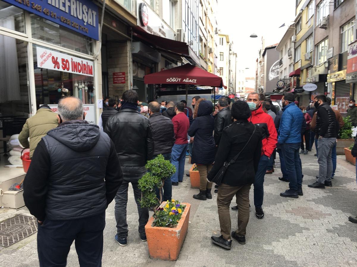 Fotoğraflar bu sabah Kadık&ouml;y'de &ccedil;ekildi! Sosyal mesafe dinlemediler