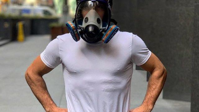 Paket servise başlayan Nusret sosyal medyanın diline düştü