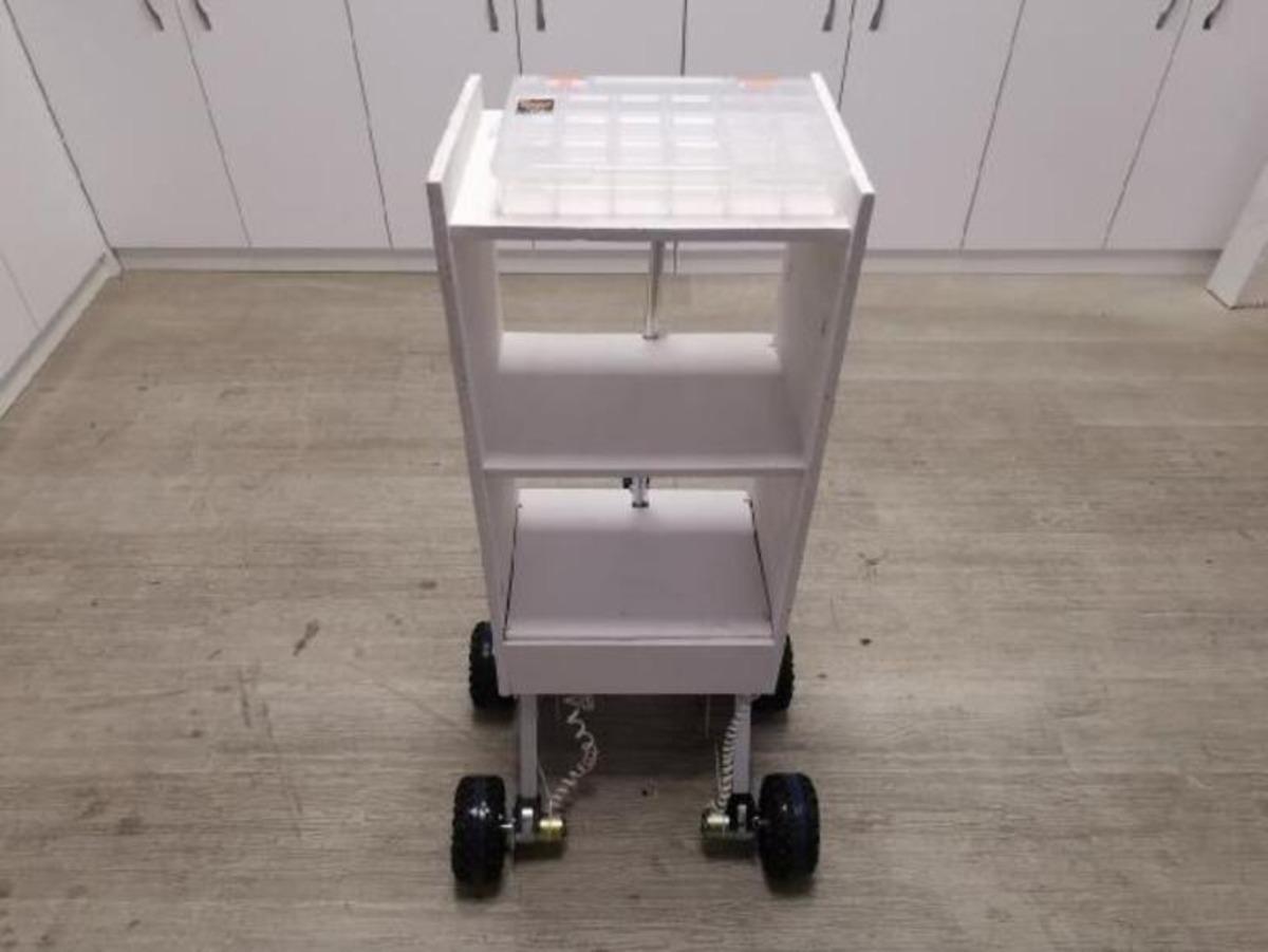 İstanbul'daki hastanede koronavir&uuml;s hastalarına yemek ve ila&ccedil; servisi robot ile yapılıyor