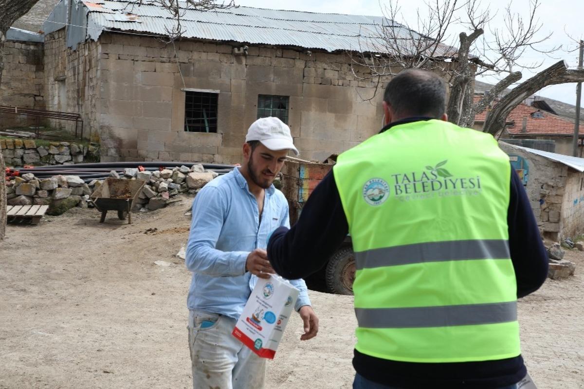 Başkan Yal&ccedil;ın kırsalda hijyen &ccedil;antası dağıttı