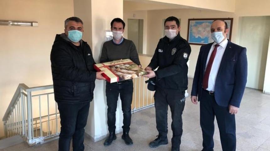 Eğitim camiasından polise baklavalı ziyaret