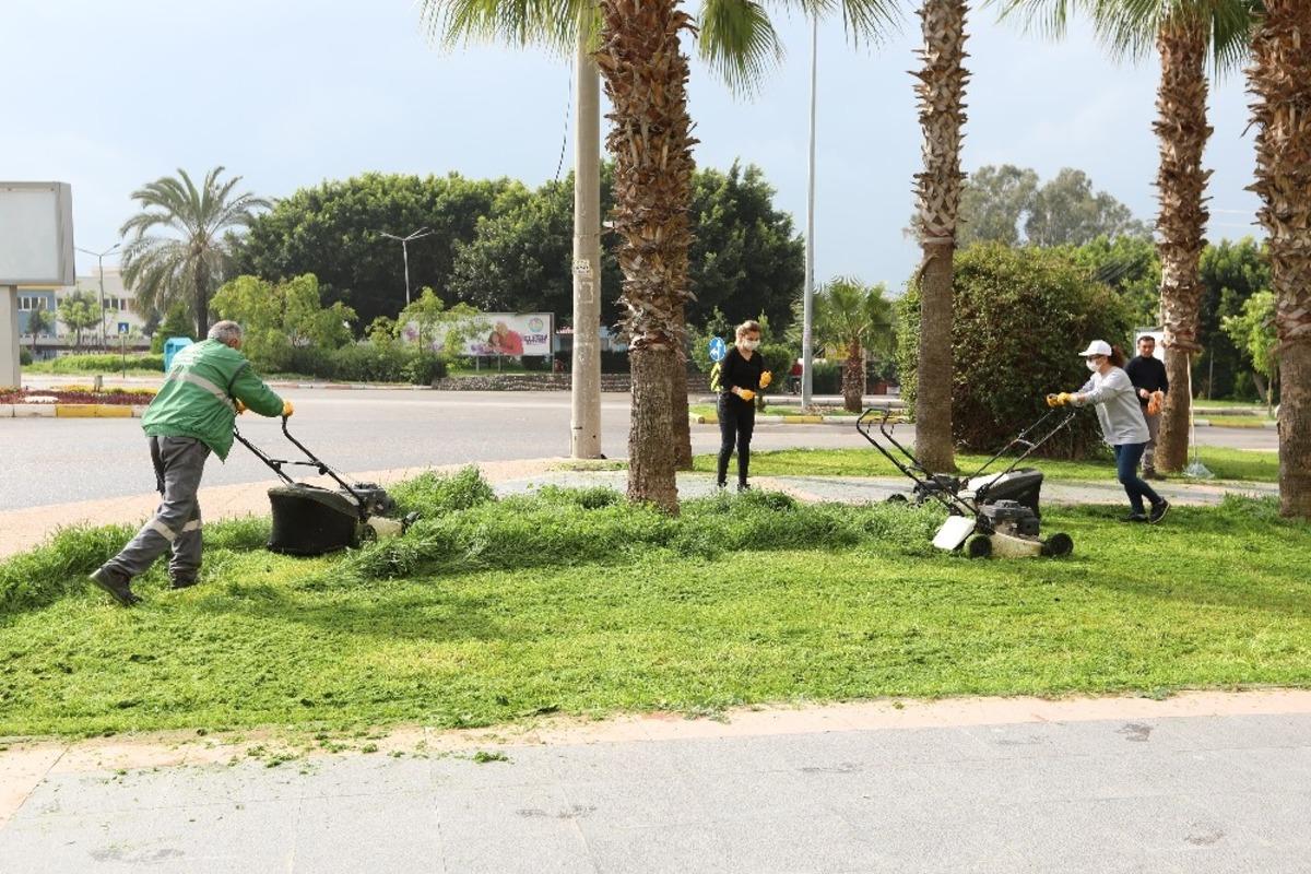 Mezitli&rsquo;de parklar ve sosyal alanlarda bakım &ccedil;alışması
