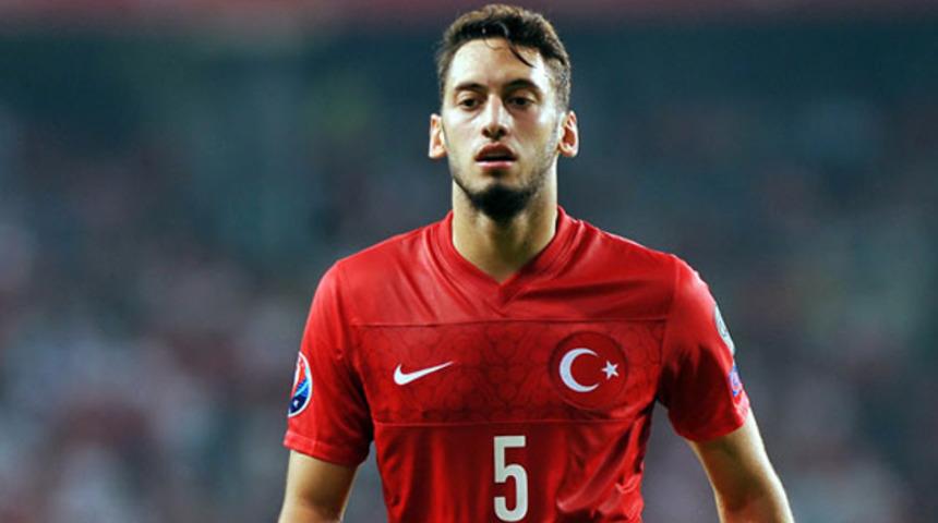Hakan &Ccedil;alhanoğlu'ndan "Vir&uuml;se pas &ccedil;ıkartmayın" mesajı