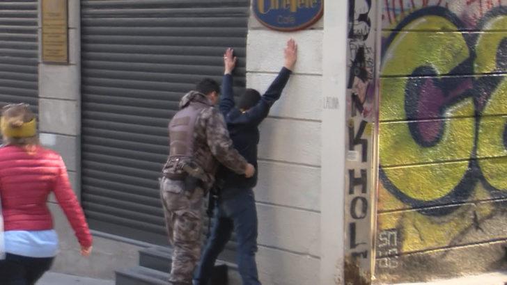 İstiklal Caddesi'nde akılalmaz olay! Para çeken kadının yüzüne öksürüp... G1