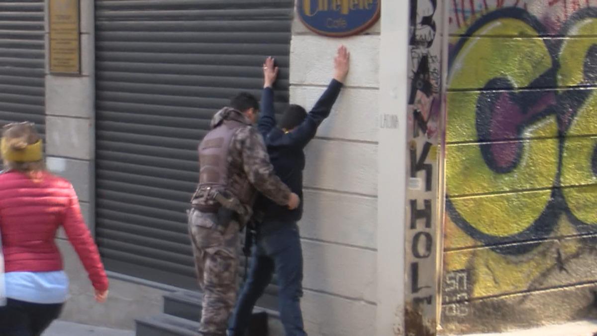 İstiklal Caddesi'nde akılalmaz olay! Para &ccedil;eken kadının y&uuml;z&uuml;ne &ouml;ks&uuml;r&uuml;p...