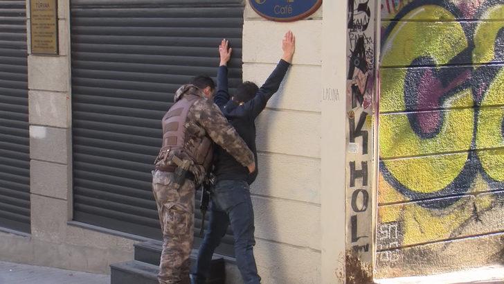 İstiklal Caddesi'nde akılalmaz olay! Para çeken kadının yüzüne öksürüp... G2