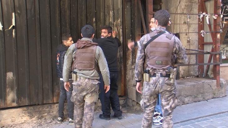 İstiklal Caddesi'nde akılalmaz olay! Para çeken kadının yüzüne öksürüp... G3