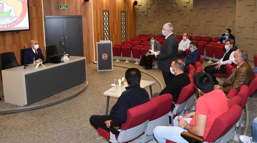 Vali Demirtaş maske &uuml;reticileriyle bir araya geldi