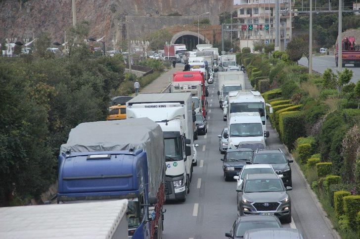 Antalya’da korona yasağına uymayanlara ceza yağdı G4