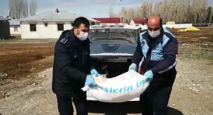 Zabıta ekipleri un çuvalını elleriyle taşıyıp yaşlı adamın evine getirdiler G1