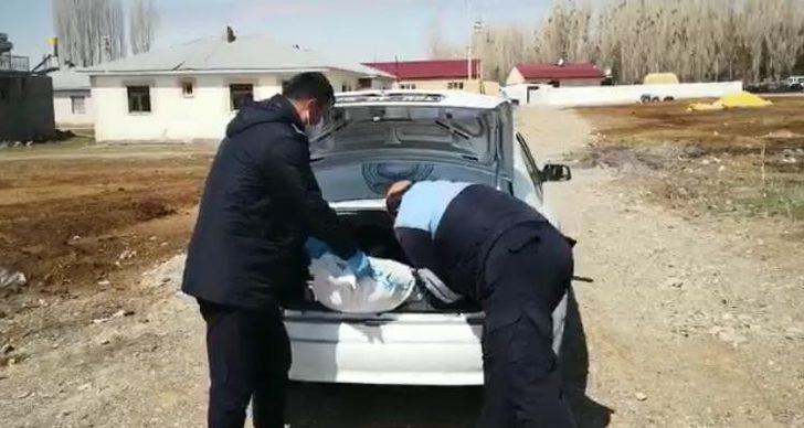 Zabıta ekipleri un çuvalını elleriyle taşıyıp yaşlı adamın evine getirdiler G2