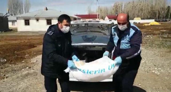 Zabıta ekipleri un çuvalını elleriyle taşıyıp yaşlı adamın evine getirdiler G3