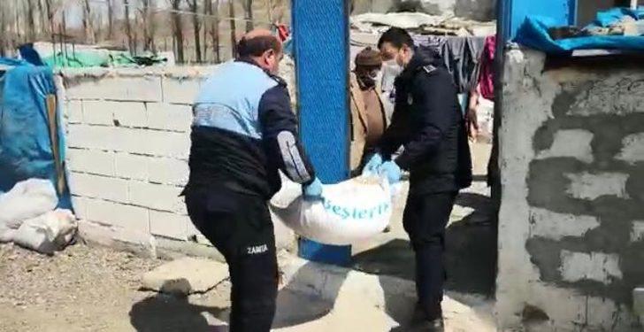 Zabıta ekipleri un çuvalını elleriyle taşıyıp yaşlı adamın evine getirdiler G4