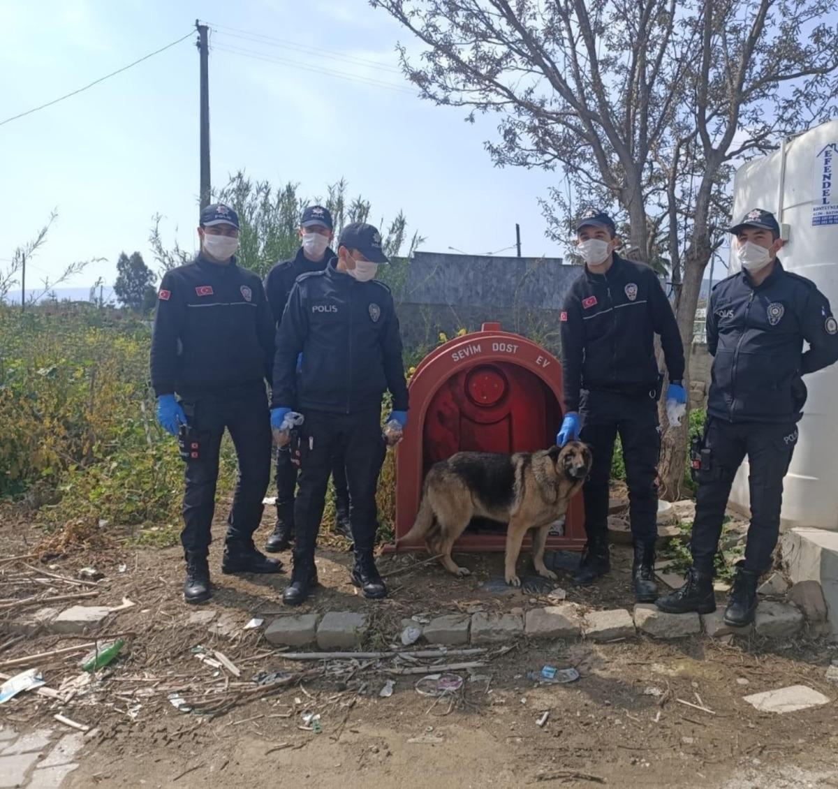 &Ouml;demiş polisi can dostları sahipsiz bırakmadı
