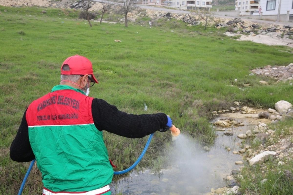 Karak&ouml;pr&uuml;&rsquo;de hem dezenfekte hem de ila&ccedil;lama &ccedil;alışmaları s&uuml;r&uuml;yor