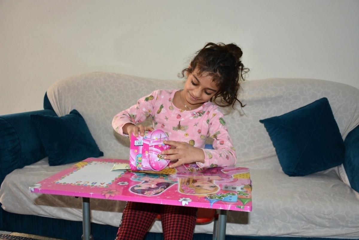 7 yaşındaki G&uuml;l, kumbarasındaki parasını "Biz Bize Yeteriz" kampanyasına bağışladı