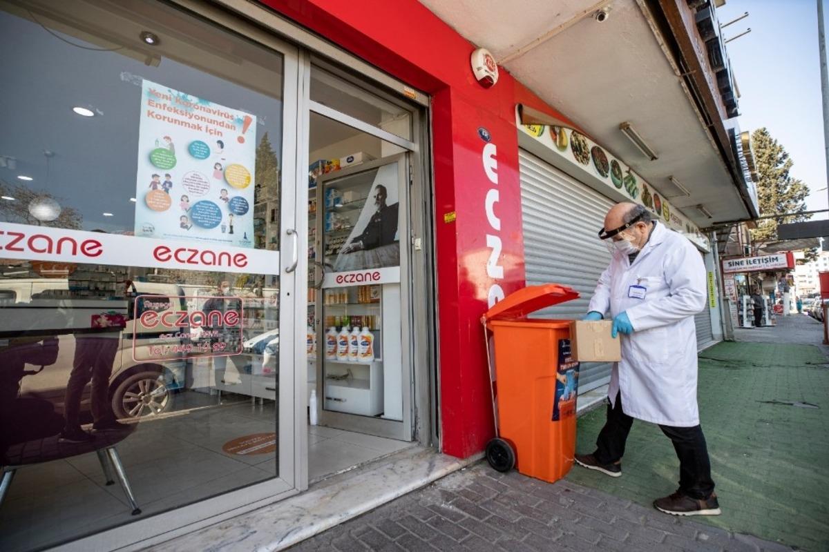 İzmir&rsquo;de atık maske ve eldivenlere &ouml;zel tıbbi kova