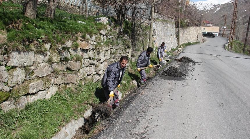 Yağmur suyu hatları ve ızgaralar temizleniyor