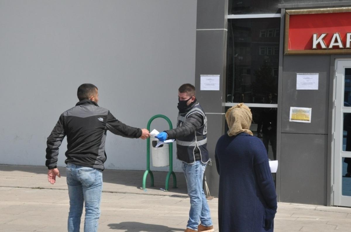 Kars&rsquo;ta polis, yoğunluk oluşturmadan vatandaşların işini &ccedil;&ouml;z&uuml;yor