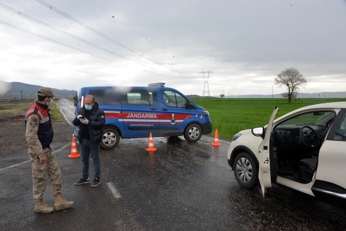 Koronavir&uuml;sten 1 kişinin &ouml;ld&uuml;ğ&uuml; mahalle karantina altına alındı